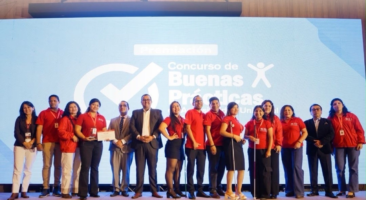 El equipo de Braillito en la ceremonia de premiación del Ministerio de Vivienda